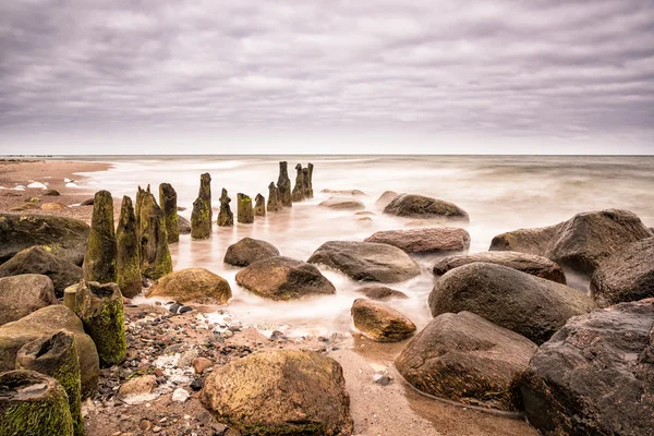 Groynes στην ακτή της Βαλτικής Θάλασσας — Φωτογραφία Αρχείου