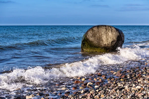 Roca en la orilla del Mar Báltico — Foto de Stock