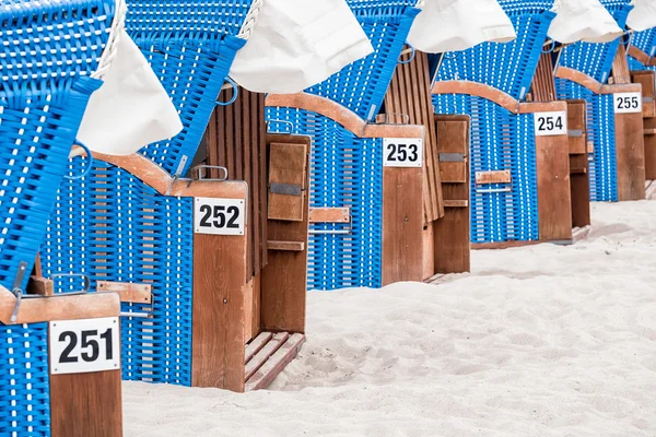 Een rij van strandstoelen — Stockfoto