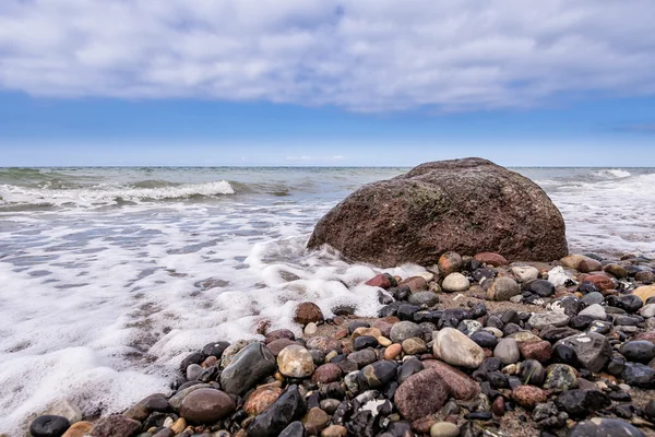 Roca en la orilla del Mar Báltico — Foto de Stock
