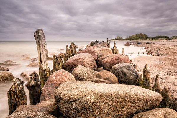 Groynes en la orilla del Mar Báltico — Foto de Stock