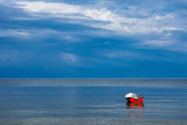 Rybářský člun na břehu Baltského moře — Stock fotografie