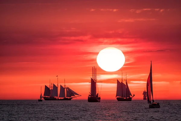 Baltık Denizi 'nde yelken açan gemiler