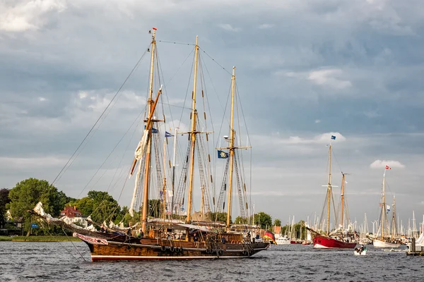 Barcos de vela en la vela hanseática — Foto de Stock