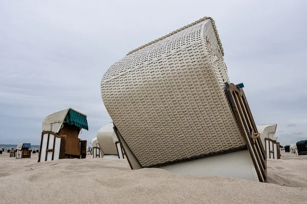 Baltık Denizi kıyısında plaj sandalyeleri