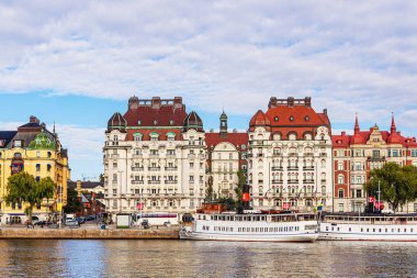 İsveç Stockholm 'de yolcu gemileri ve tarihi binalar.
