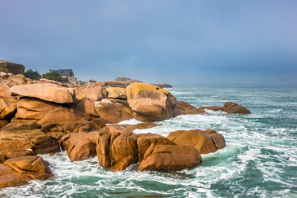 Atlanten seglar utmed kusten i Bretagne — Stockfoto