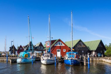 Boathouses ve yelkenli gemi Ahrenshoop içinde