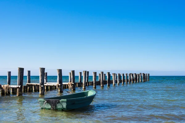 Groyne and fishing boat on the Baltic Sea coast — Stock Photo, Image