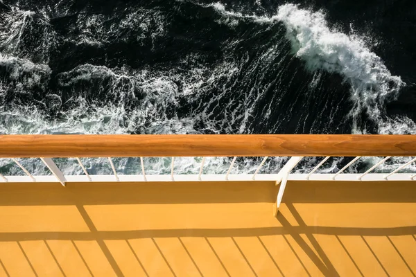 Leuning op een cruiseschip — Stockfoto