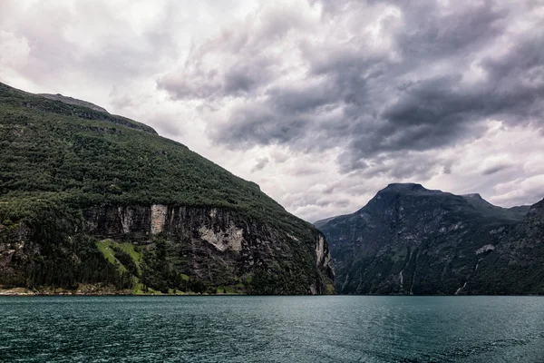 Met het oog op de geirangerfjord — Stockfoto