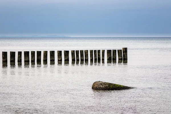 Groynes en la orilla del Mar Báltico — Foto de Stock