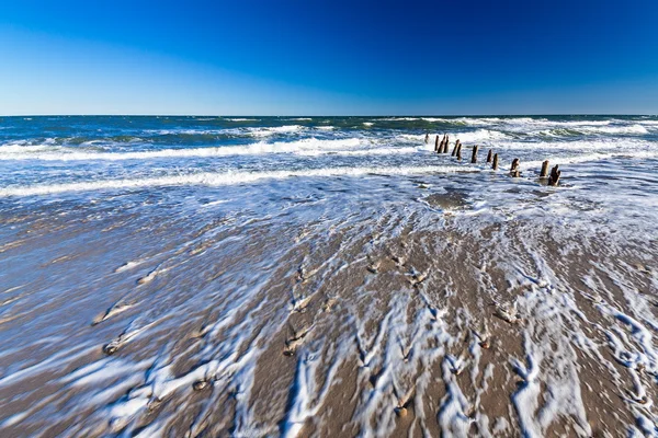 Groynes na costa do Mar Báltico — Fotografia de Stock