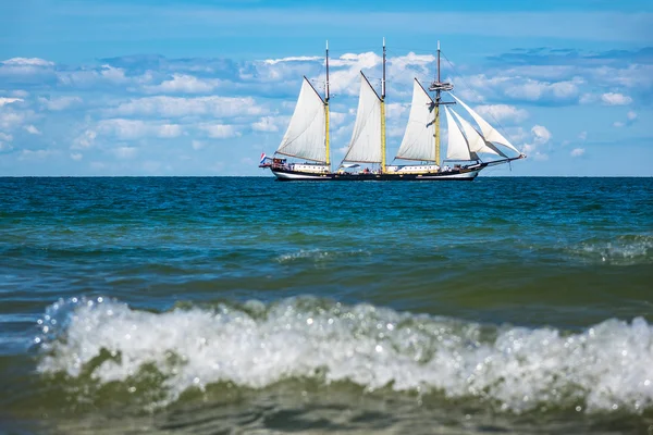 Windjammer в Warnemuende — стокове фото