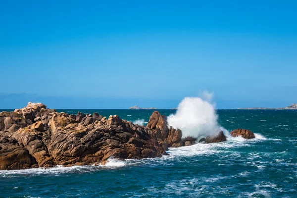 Atlanten seglar utmed kusten i Bretagne — Stockfoto