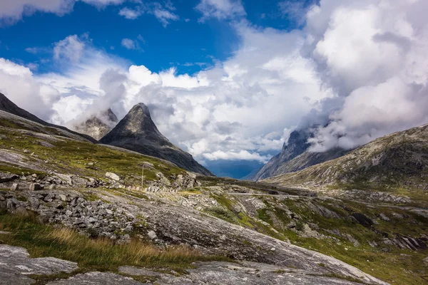 Landschap met bergen en wolken in Noorwegen — Stockfoto