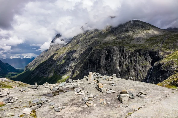 Landschap met bergen en wolken in Noorwegen — Stockfoto