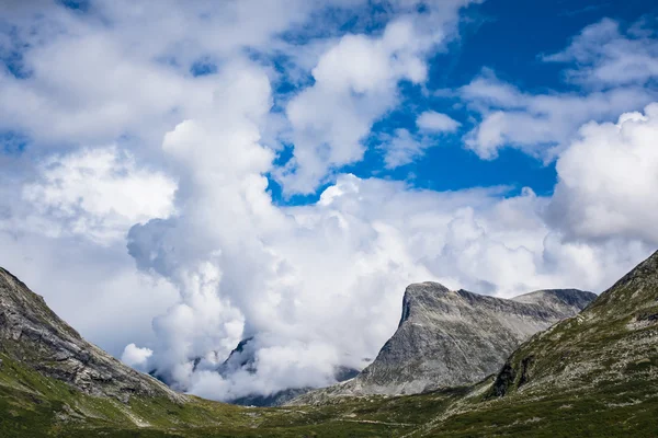 Landschap met bergen en wolken in Noorwegen — Stockfoto