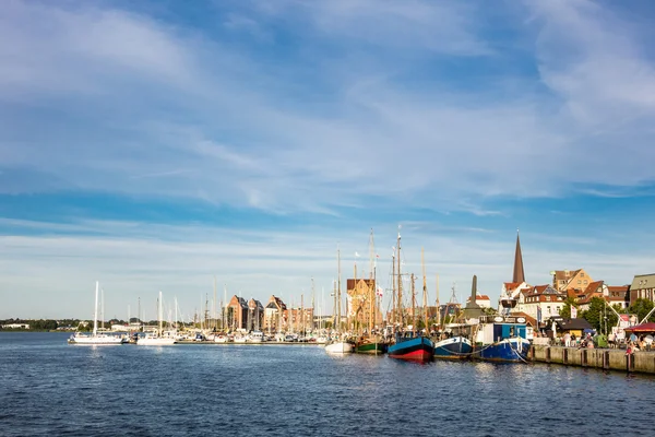 Puerto de la ciudad en Rostock (Alemania) con veleros — Foto de Stock