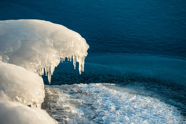 La orilla congelada sobre el río en invierno —  Fotos de Stock