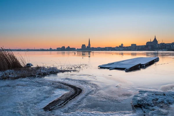 Vista sobre el río Warnow a Rostock — Foto de Stock