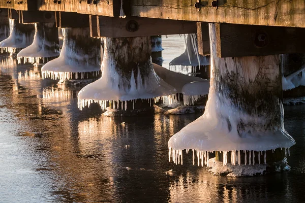 Fryst brygga på en flod i vinter — Stockfoto