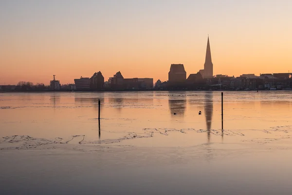 Uitzicht over de rivier de Warnow naar Rostock — Stockfoto