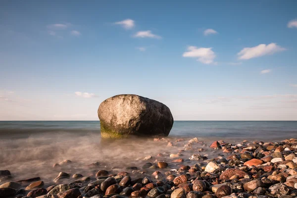 Felsen an der Ostseeküste — Stockfoto