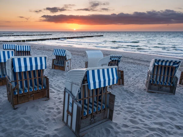 Sedie da spiaggia sulla costa del Mar Baltico — Foto Stock