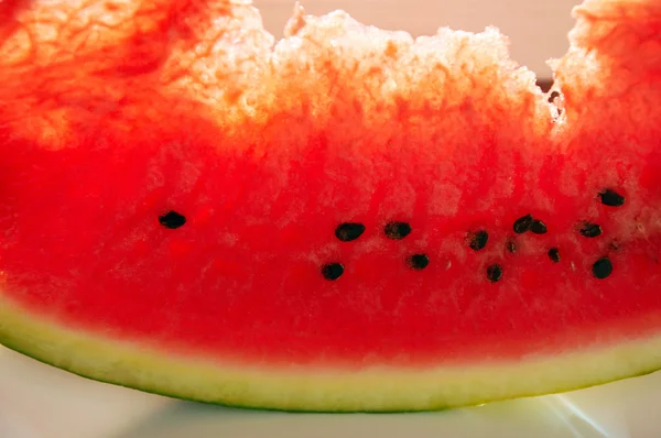 Scheibe saftige Wassermelone auf weißem Teller — Stockfoto