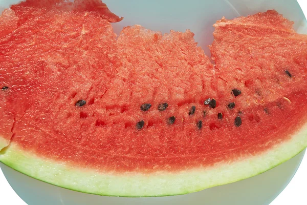 Scheibe saftige Wassermelone auf weißem Teller — Stockfoto