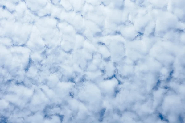 Cielo lleno de nubes blancas esponjosas — Foto de Stock