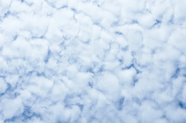 Himmel voller weißer, flauschiger Wolken — Stockfoto