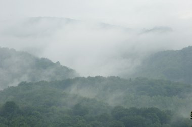 Bulutlu dağ manzarası