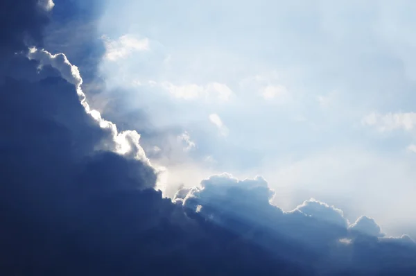 Travi di luce nel cielo blu — Foto Stock