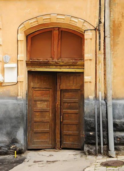 오래 된 나무 갈색 문 — 스톡 사진