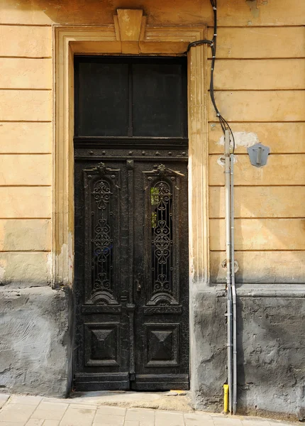 Παλιό μαύρο σιδερένια πόρτα — Φωτογραφία Αρχείου