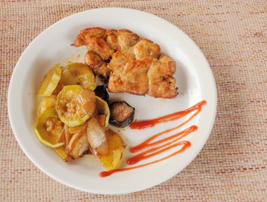 bir tabakta sebze ve et