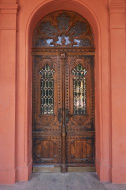 Tahta ön kapı.