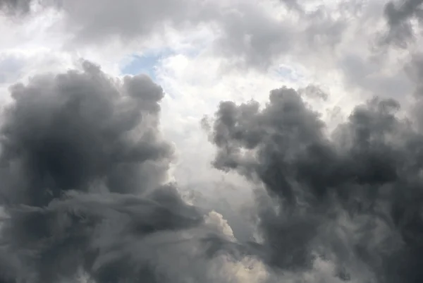 Nubes grises profundas en el cielo — Foto de Stock