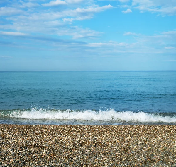 Tenang laut dengan pantai kerikil — Stok Foto