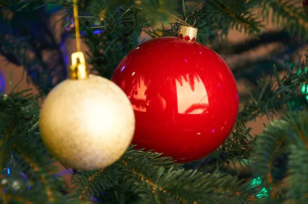 Dos bolas en el árbol de Navidad — Foto de Stock