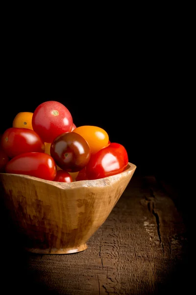 Dědictví rajčata v misce — Stock fotografie