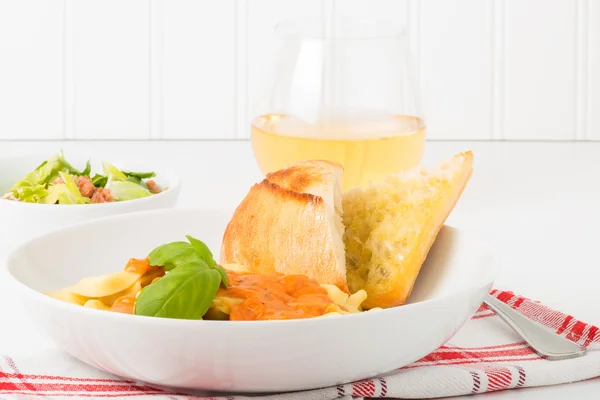 Tortelloni Salad and Wine — Stock Photo, Image