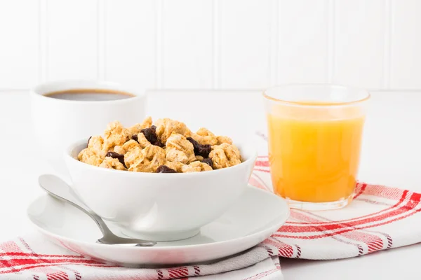 Зернових сніданок з родзинками — стокове фото