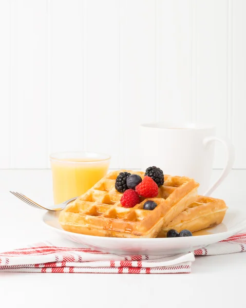 Våfflor och frukt porträtt — Stockfoto