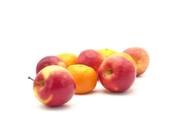 Яблука Апельсини Сфотографовані Білому Тлі — стокове фото
