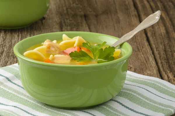 Sopa caseira de macarrão de frango — Fotografia de Stock