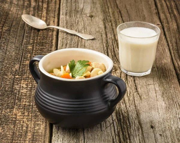 Куриный суп домашнего приготовления — стоковое фото