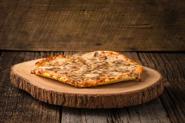 Rusztikus gombás Pizza — Stock Fotó